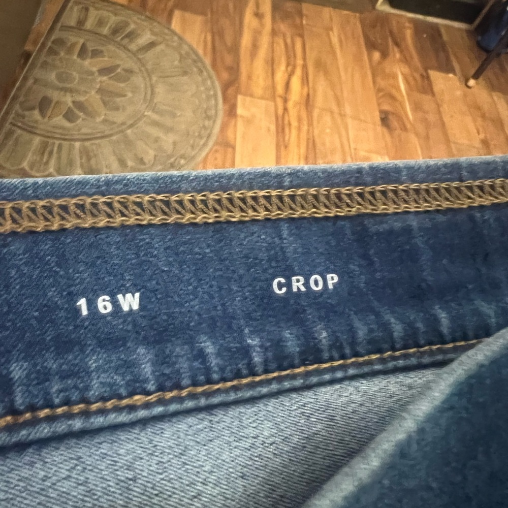 Capris NWT - Picture 2 of 8